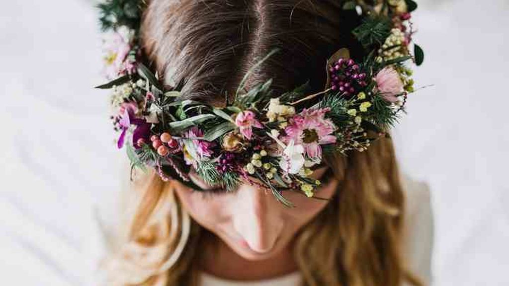 Peinados de novia con flores Lo más chic  La Perfecta Prometida